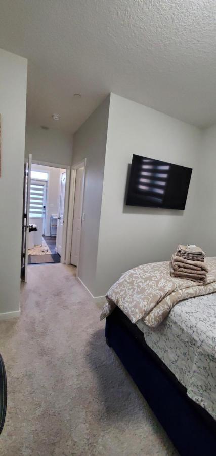Delightful 1-Bedroom Private Suite In A New Home Calgary Ngoại thất bức ảnh